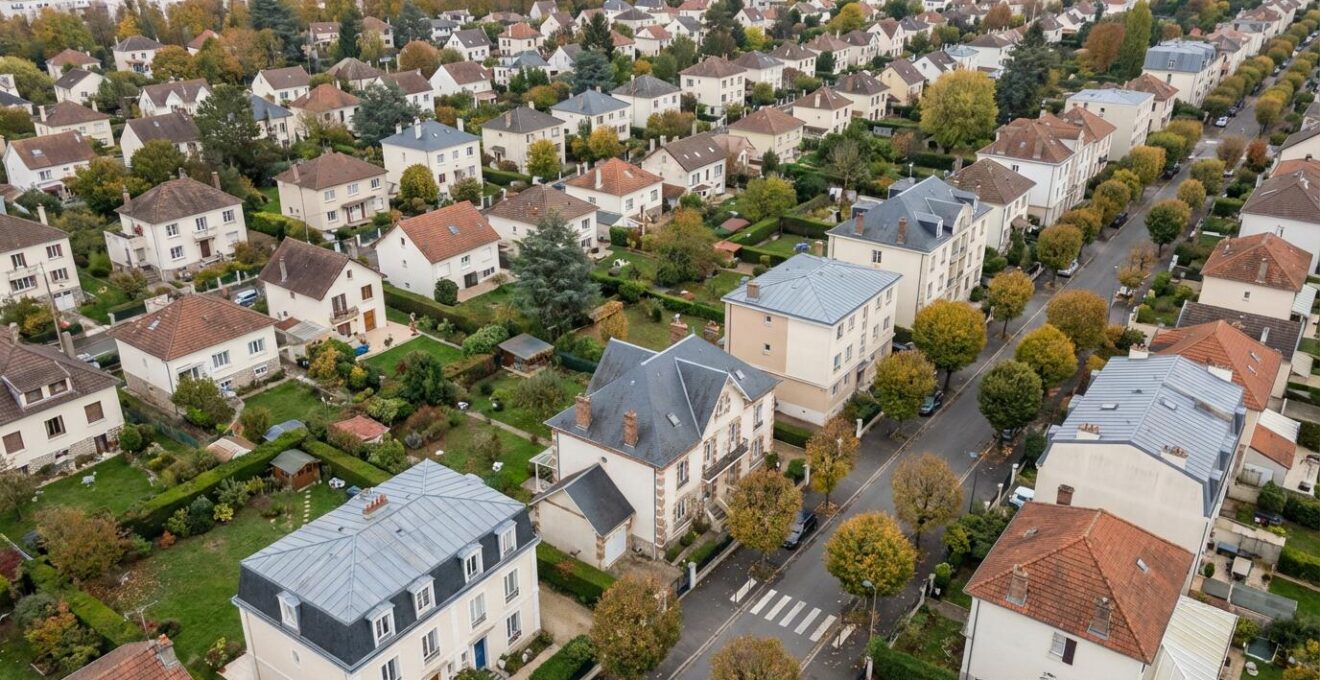 Vue aérienne d'un quartier résidentiel français montrant la diversité des critères d'emplacement