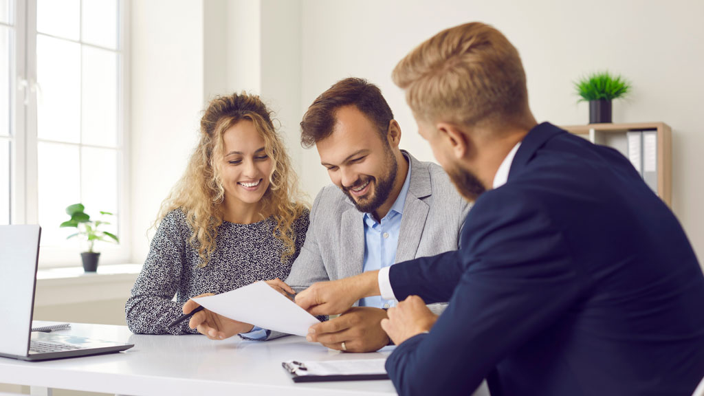 Conseiller financier en discussion avec un client dans un bureau moderne à Bordeaux